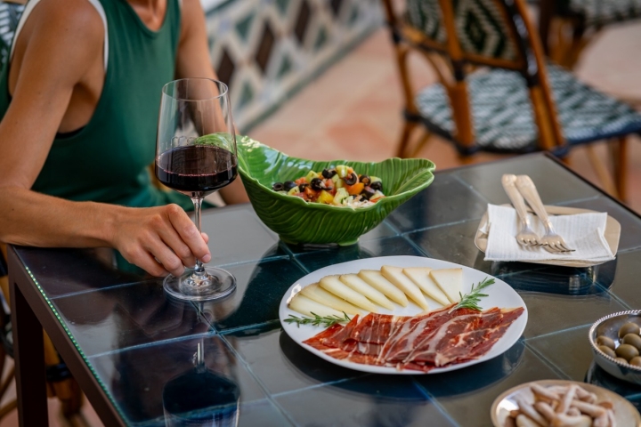 No hay cocina, pero sí un picoteo sencillo con queso, jamón ibérico, alguna ensalada y una discreta carta de vinos.