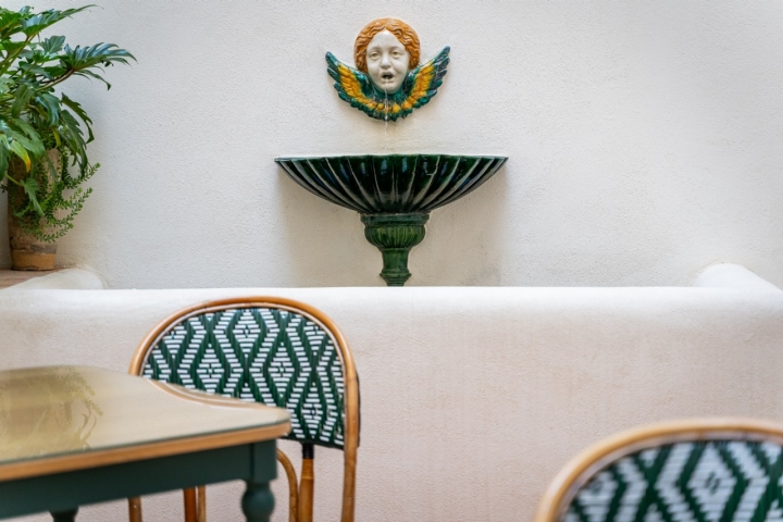 El rumor de la fuente, omnipresente en el hotel.