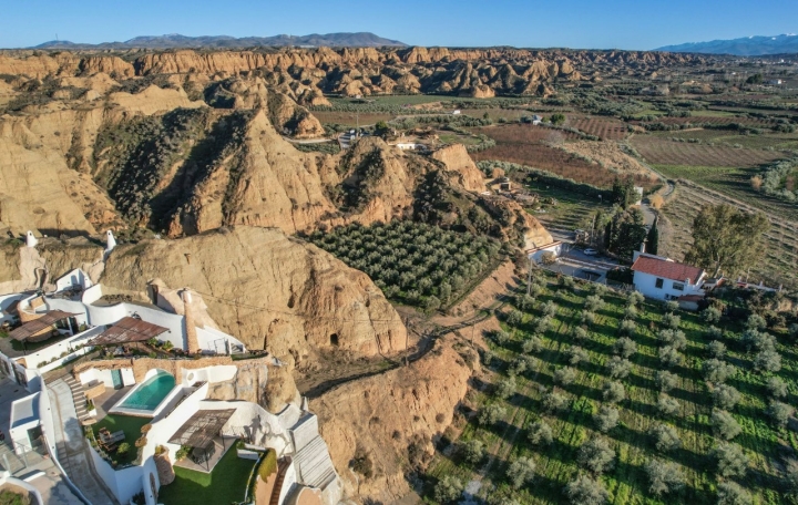 El hotel se rodea de un árido paisaje de cárcavas y barrancos rojizos.
