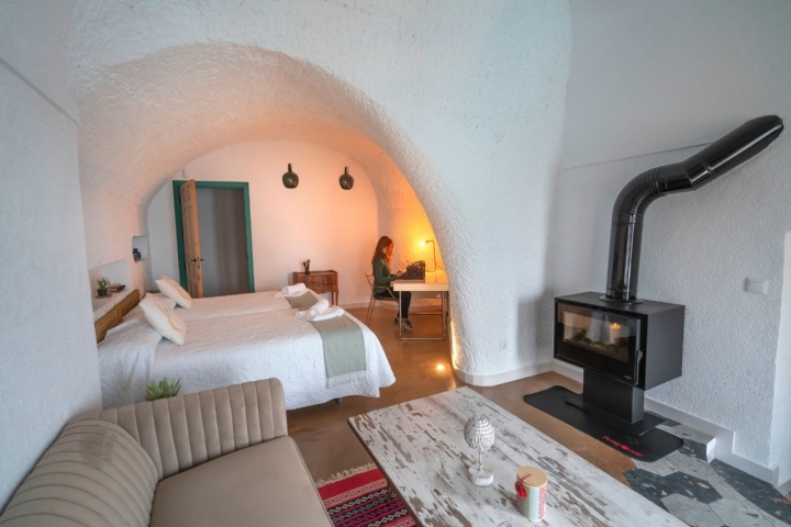 El salón cuenta con una confortable chimenea.