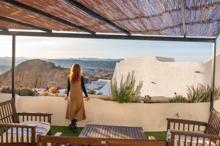 En la mini terraza con pérgola.