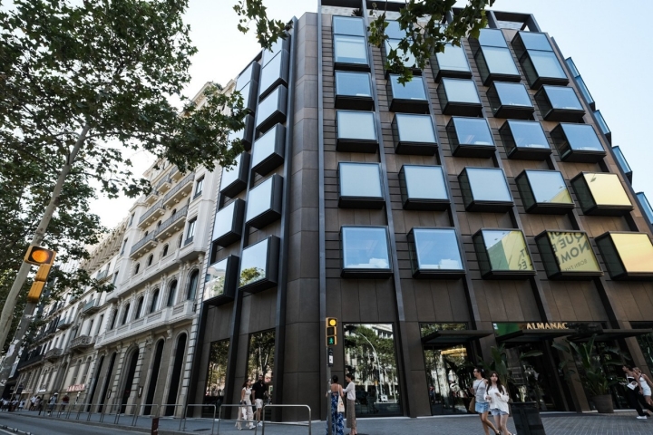 Fachada del hotel donde se ve la integración de los dos edificios.