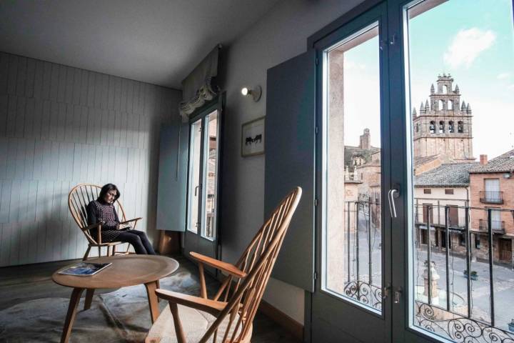 Los balcones de la habitación muestran la belleza histórica de Ayllón.