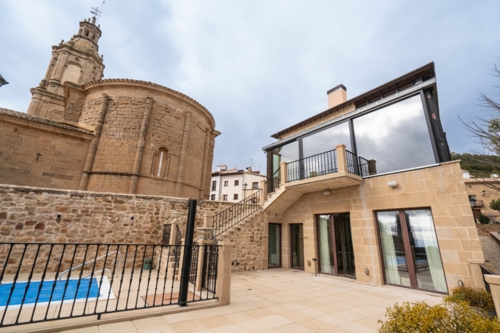 Piscina en el exterior del hotel
