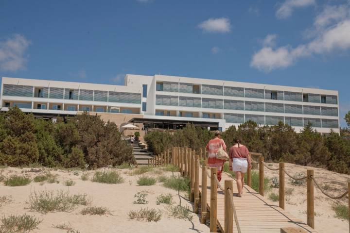 El hotel se encuentra rodeado de pinos y sabinas.