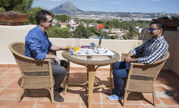 Las terrazas de las gran suites tienen vistas al monte Montgó