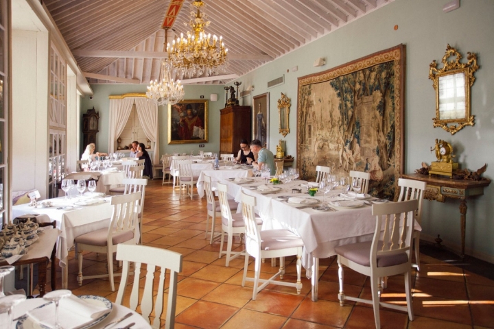 Al igual que el resto del hotel, el salón del restaurante tiene obras de arte en todos sus rincones.