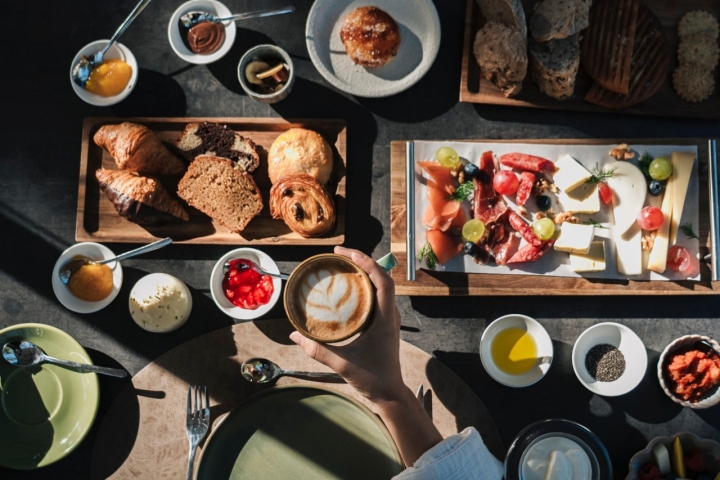 Un copioso desayuno de corte afrancesado para arrancar el día.