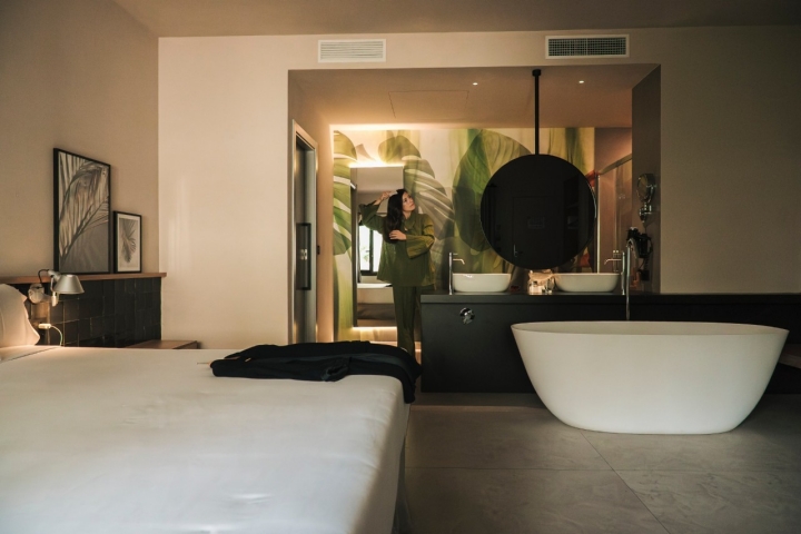 El hotel cuenta con 83 habitaciones.