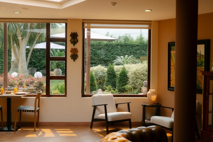 Las vistas hacia el jardín desde el salón invitan a disfrutar del exterior Las vistas hacia el jardín desde el salón invitan a disfrutar del exterior