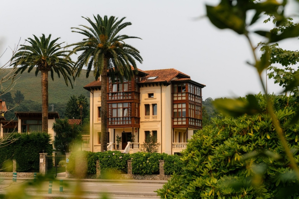 Un refugio indiano contemplando la Sierra del Cuera Un refugio indiano contemplando la Sierra del Cuera