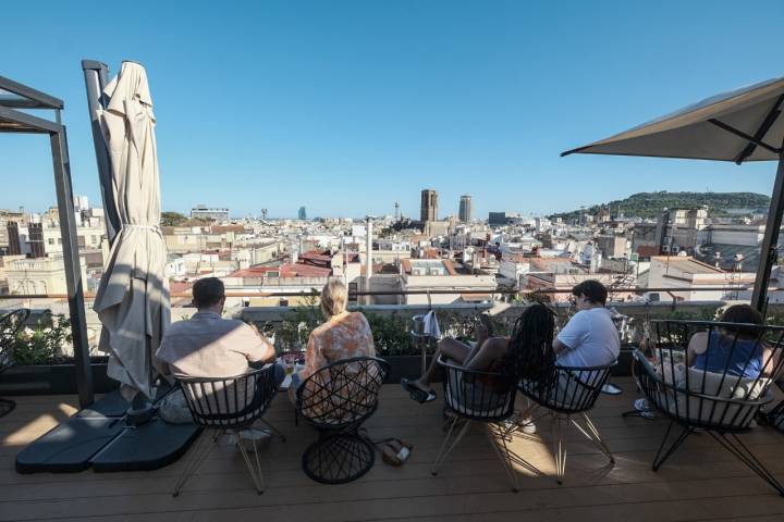 Varias personas disfrutando de las vistas de la Terraza de Vivi.