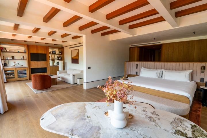 En el interiorismo no faltan las maderas y el mármol. En el interiorismo no faltan las maderas y el mármol.