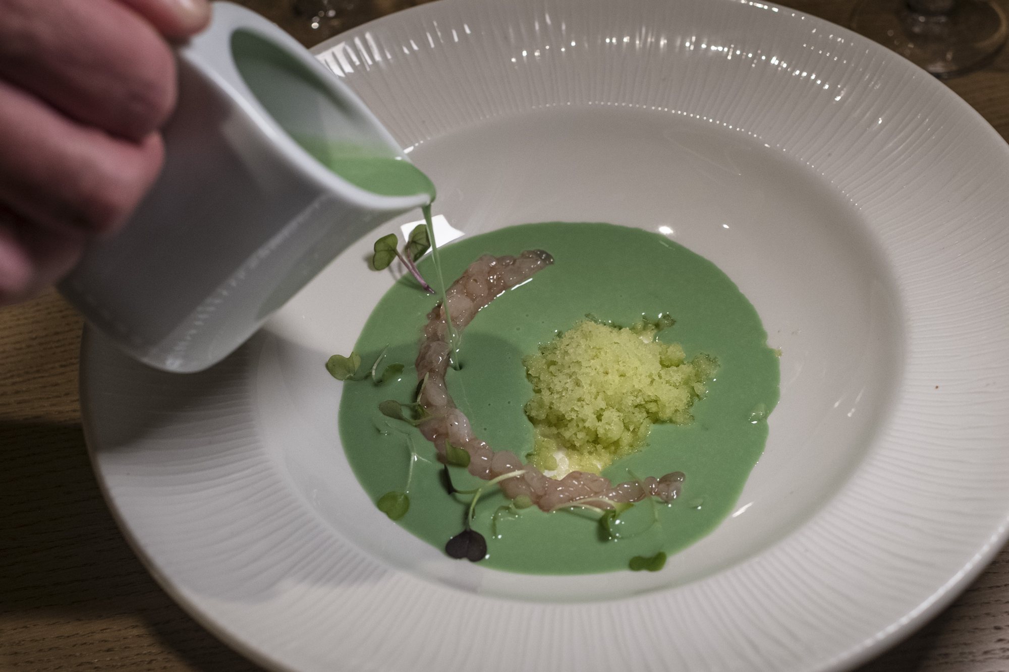 Tartar de quisquilla con ajoblanco de pistacho y granizado de manzana verde