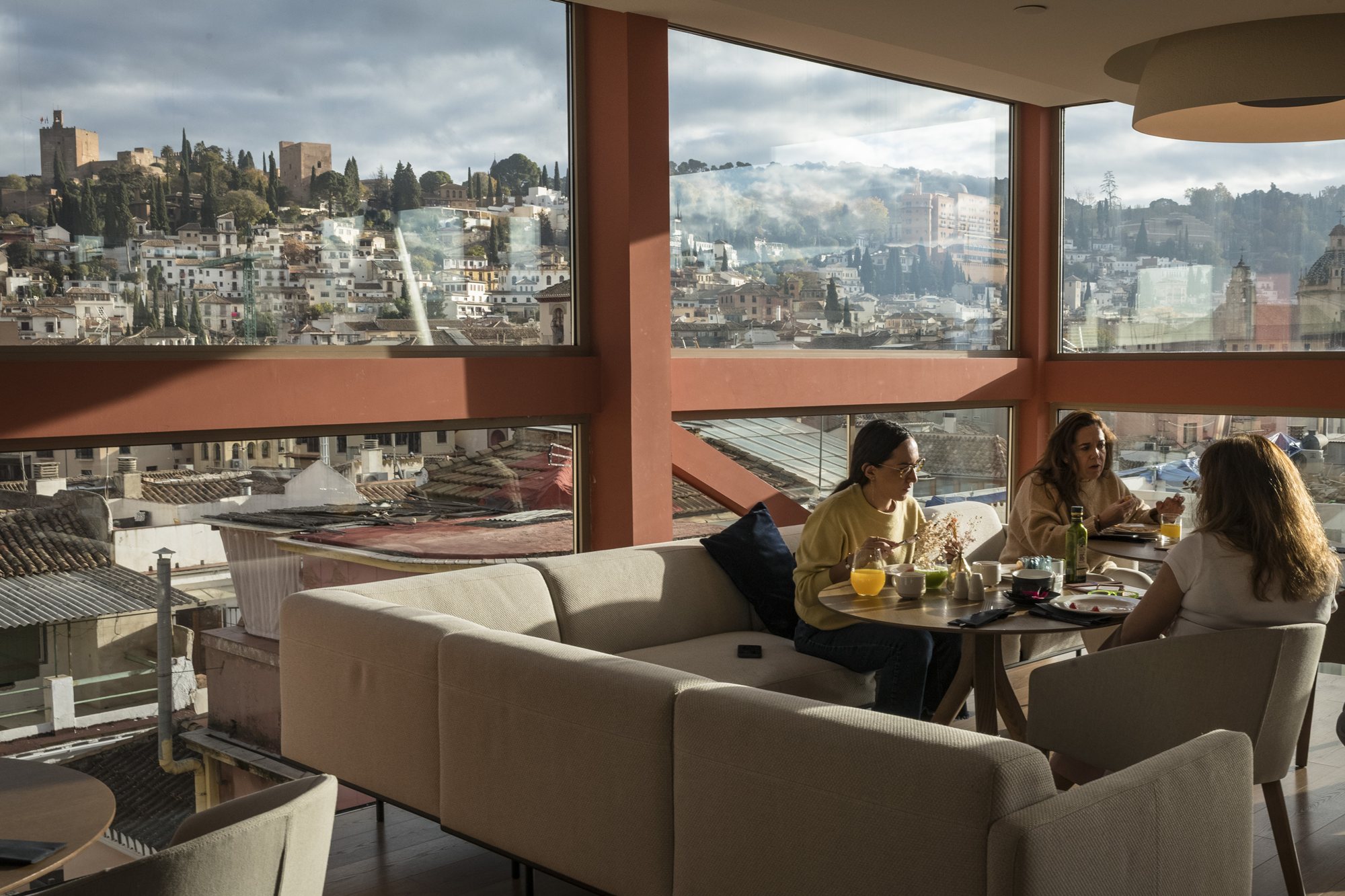 La luz de la mañana reconforta durante el desayuno.