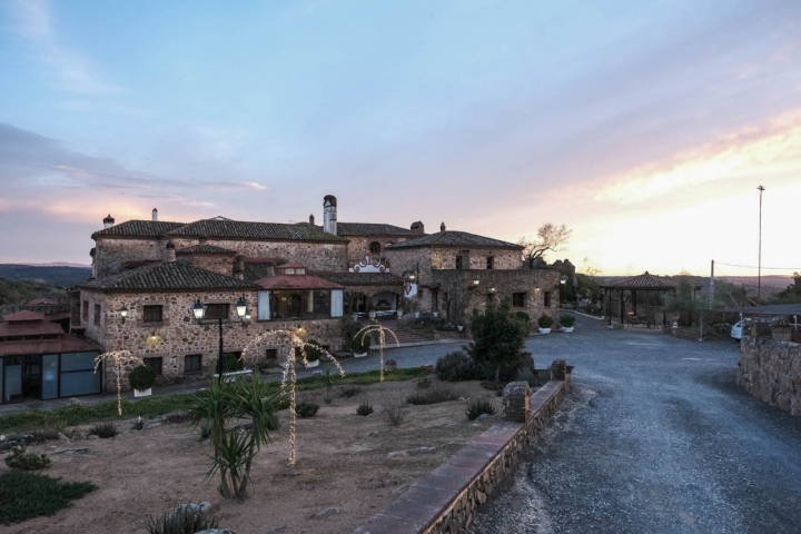 Panorámica del Hotel Monasterio de Rocamador al atardecer. 
