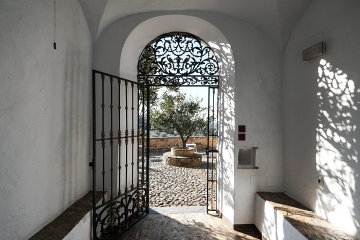 Puerta original de entrada al monasterio.