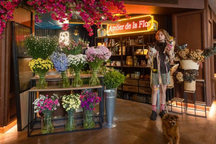 La floristería Atelier de la Flor y una clienta con sus mascotas en el hall del hotel Only You Valencia