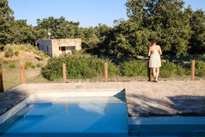 Desde la piscina, en lo alto de la finca, se puede observar el resto del complejo y de las montañas.