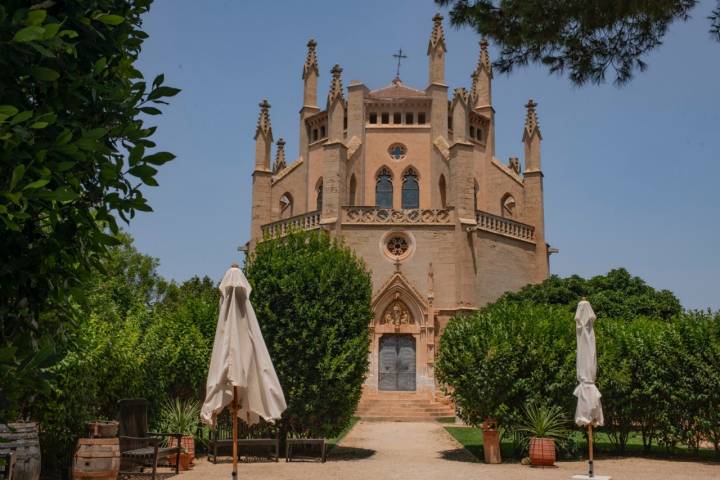 La imponente capilla neogótica.