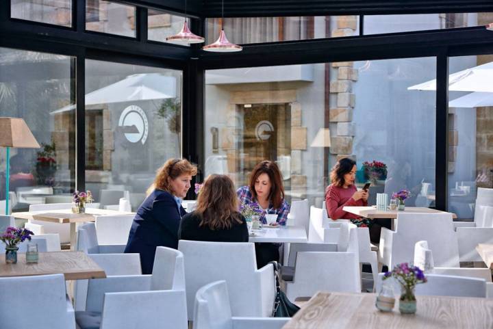 La cafetería acristalada, para disfrutar también cuando hace frío.