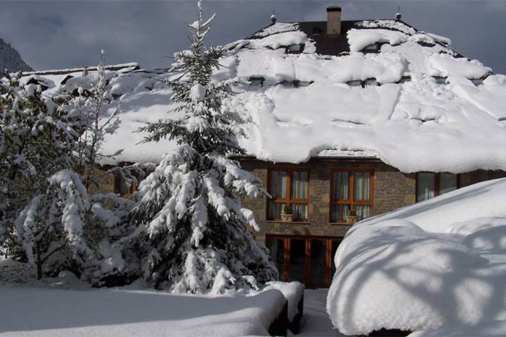 El hotel cubierto de nieve. Foto: Casa Irene.