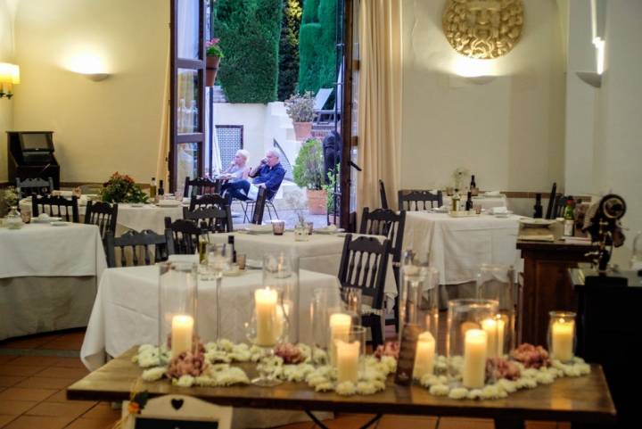 El restaurante se abre al Jardín de las Antigüedades.