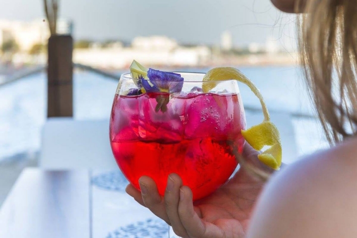 El mar y un buen cóctel para disfrutar. Foto: Amàre Marbella.