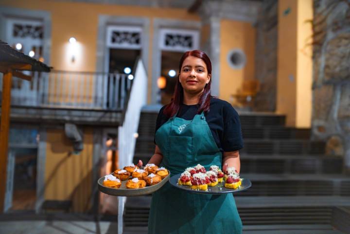 Una camarera sirviendo canapés.