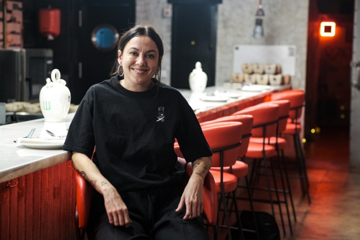 Jara Jiménez, en la barra de El Bar Old School. Foto: Hugo Palotto