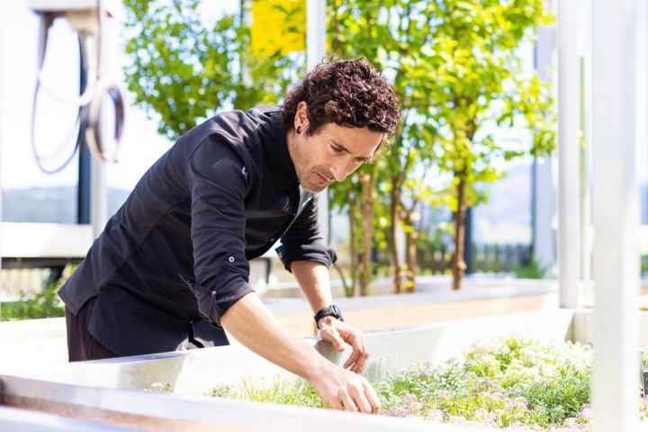 Eneko Atxa cuenta con su propio jardín de flores y hierbas.
