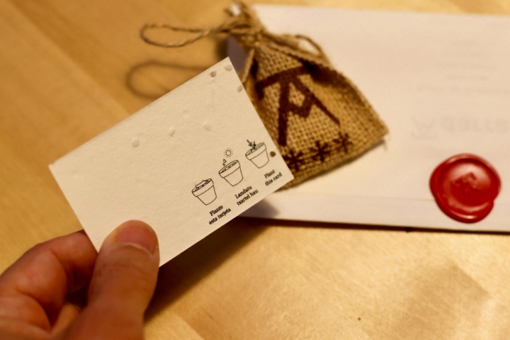  Las tarjetas de visita de 'Azurmendi' contienen una semilla para plantar en casa.