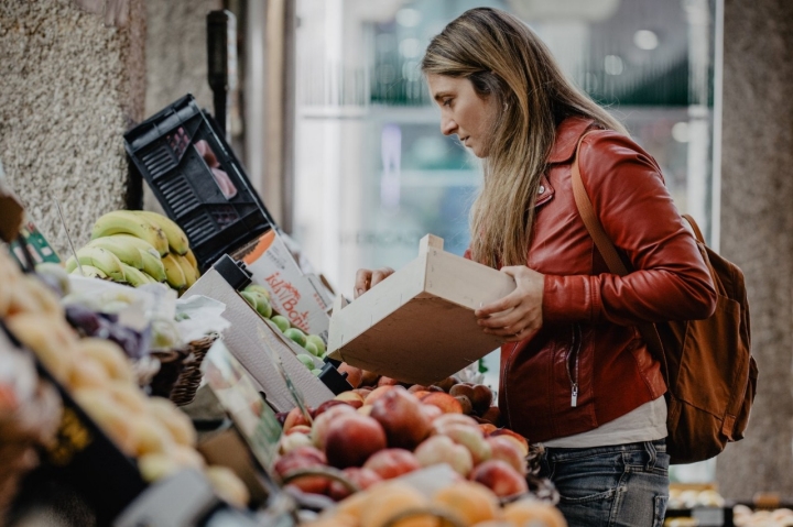 Lucía Freitas es una habitual entre los puestos del Mercado de Abastos de Santiago. Foto: Nuria Sambade Nieto.