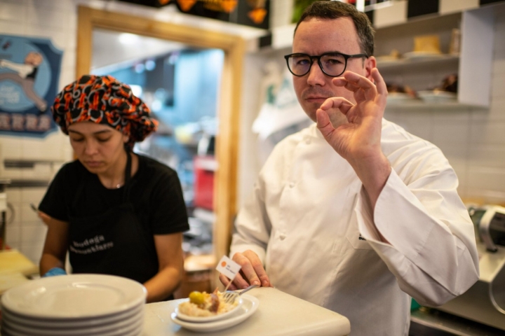 Paco Morales con su pintxo en la 'Bodega Donostarria'.