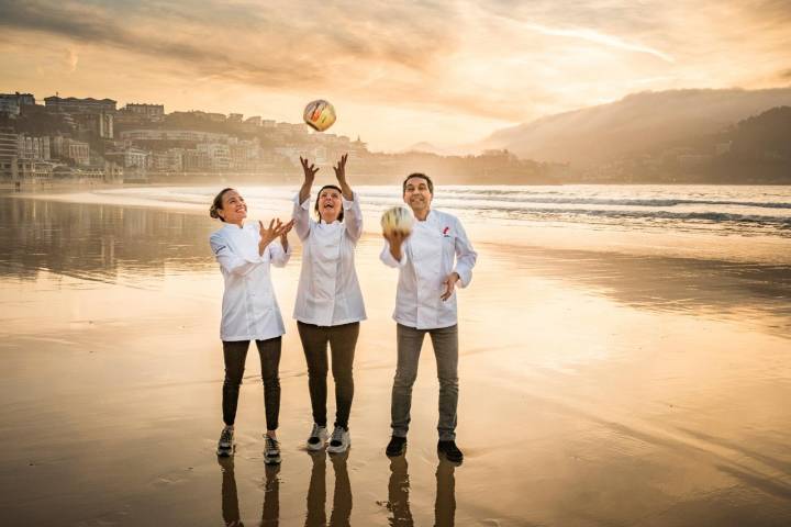 Los trisoleados de 2020 de Guía Repsol juegan con sus galardones en la playa.