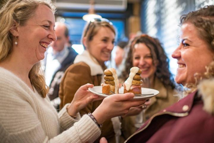 Soles de pintxos: Gandarias (clientes con el pintxo)