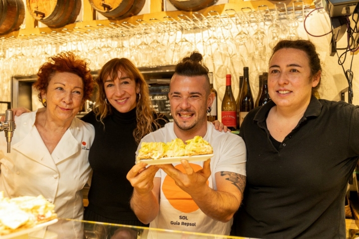 De pintxos con los Soles 2022: Carlos Maldonado con Amaia Ortuzar y sus hijas