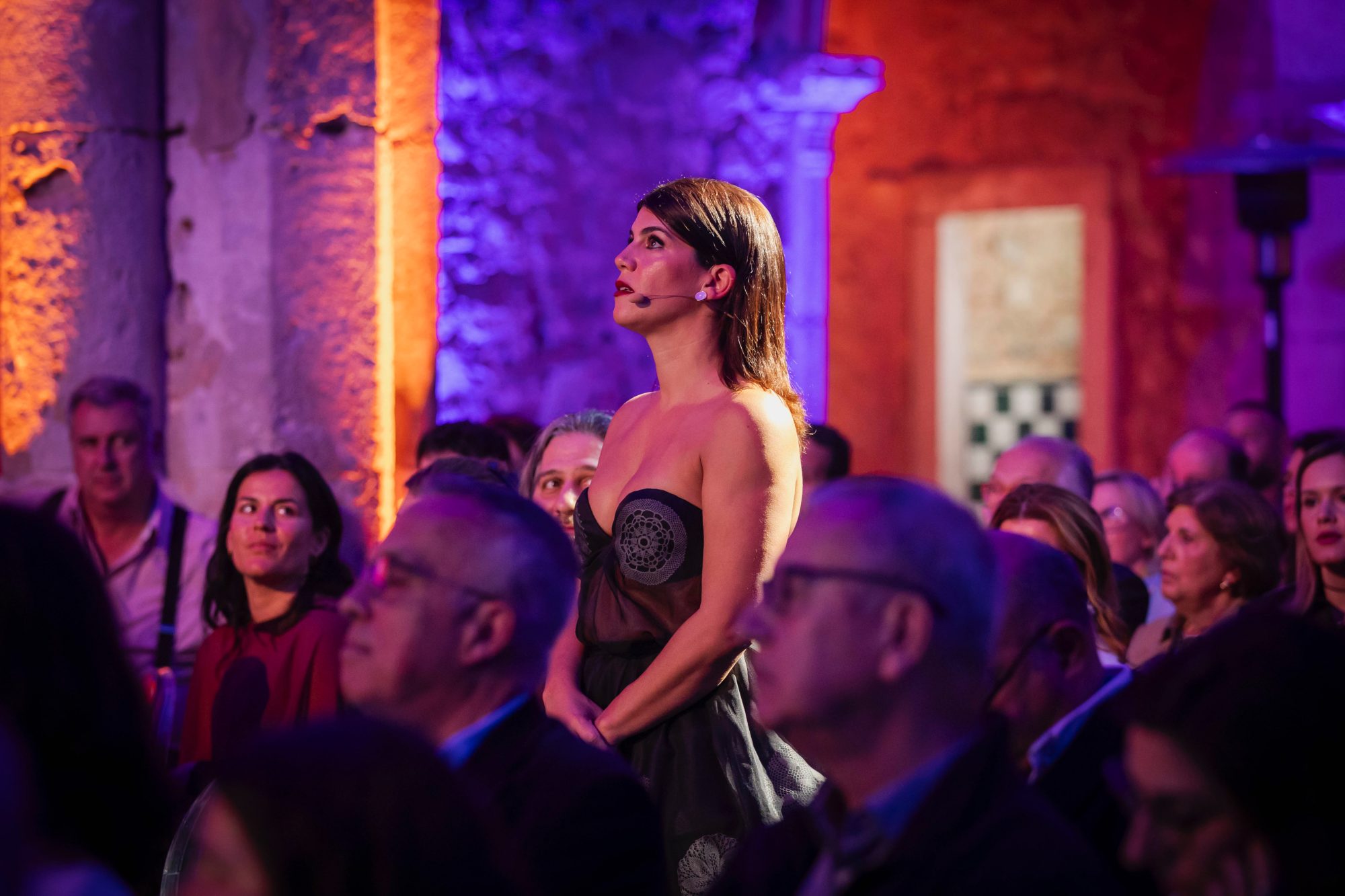 La presentadora Inês Lopes Gonçalvez, entre el público durante un momento del evento.