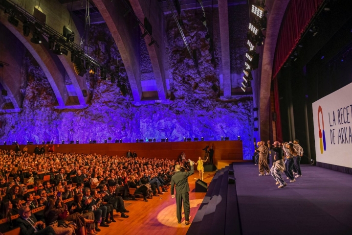 Vista lateral del escenario y parte del público en el Palacio Ferial y de Congresos de Tarragona.