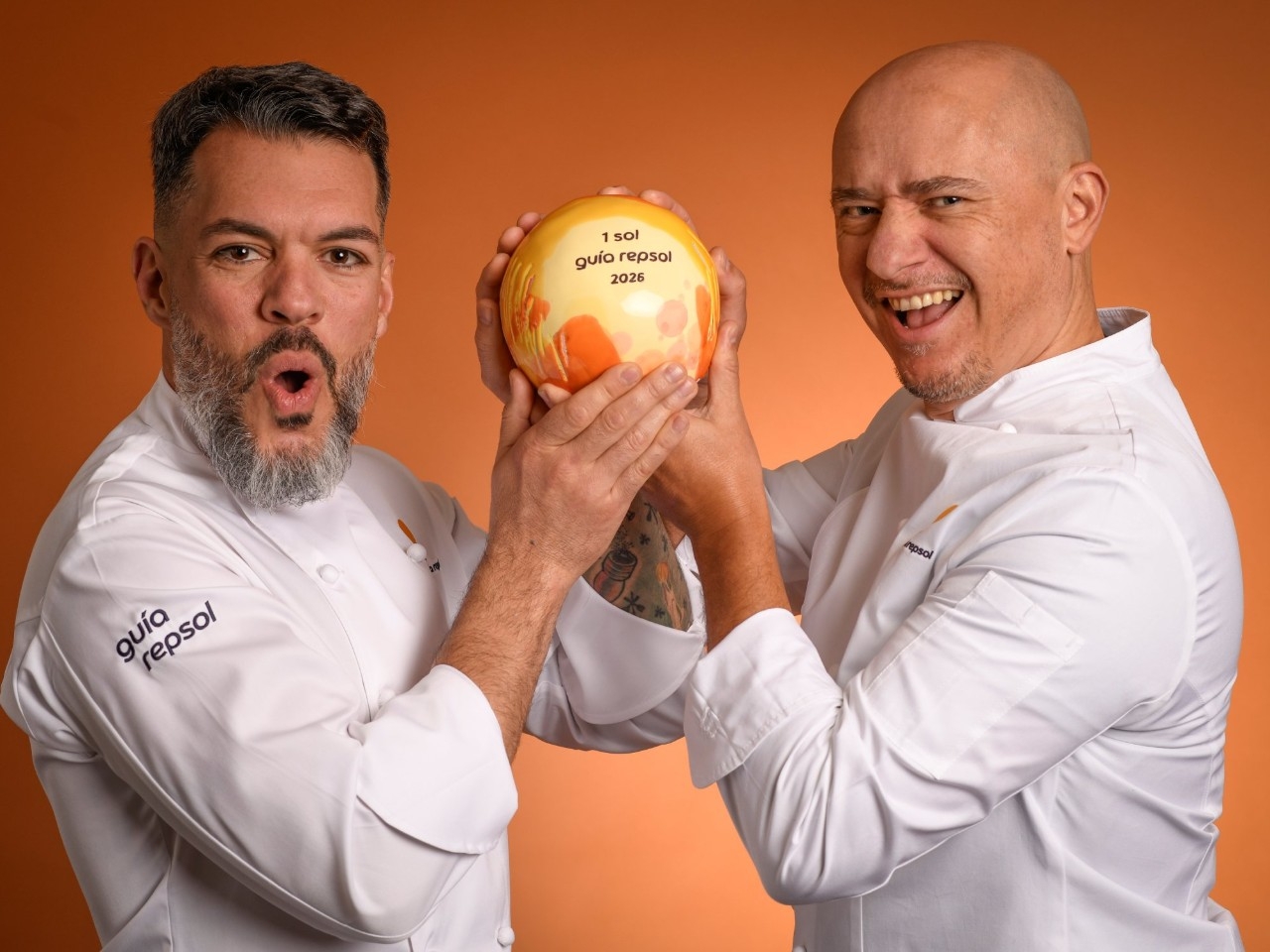 Eduardo Domínguez de León y Sergio Andrés Romay, chef y segundo de cocina de Cráter Identidad Canaria (Adeje, Tenerife).
