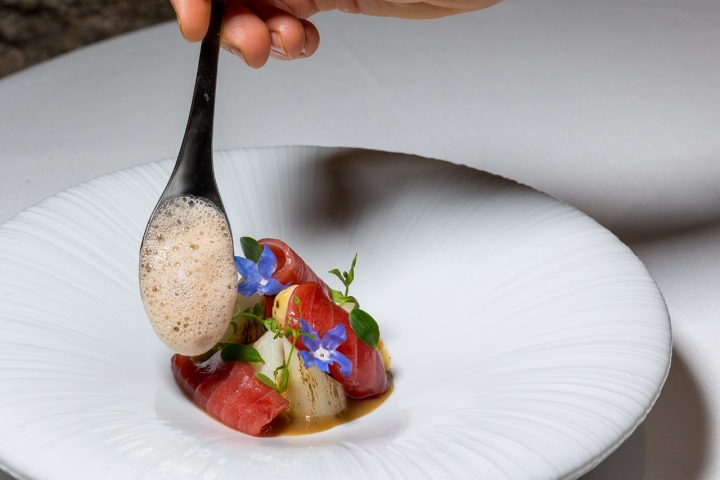 Cocina catalana creativa que bebe de los recuerdos y del producto de temporada.