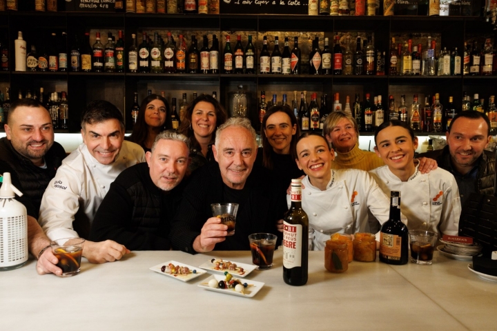 oan Tàpias, dueño del Museu del Vermut, Ramón Freixa, Albert Adrià, Ferran Adrià y las hermanas Martina y Carlota Puigvert de Les Cols, junto a María Ritter, directora de Guía Repsol, y autoridades.