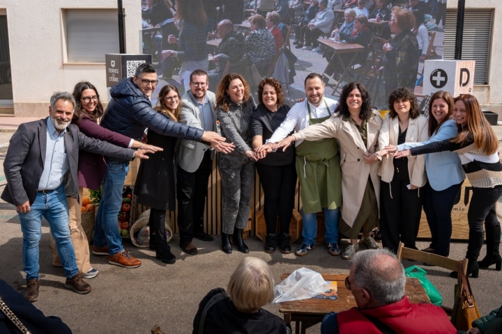 De izquierda a derecha: Jesus Álvarez, diputado de Transición Ecológica; Bibiana Porres, directora del IDECE; Marc Martínez, de Les Barques de Can Joan; Laia Balada, de Casa Ramón; Marc Chavalera, alcalde de Alcanar; María Ritter, directora de Guía Repsol, Aida Reverté, de Les Palmeres; Aitor López, de Citrus del Tancat; y parte de la corporación municipal del Ayuntamiento de Alcanar: Mar Sancho, concejala de Turismo; Anna Chillida, concejala de Comercio y Empresa; Neus Sancho, primera teniente de alcalde y Mireia Garria, concejala de Urbanismo. Foto: Álex Espuny