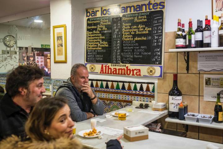 Clientes en la barra de Los Diamantes de Granada.