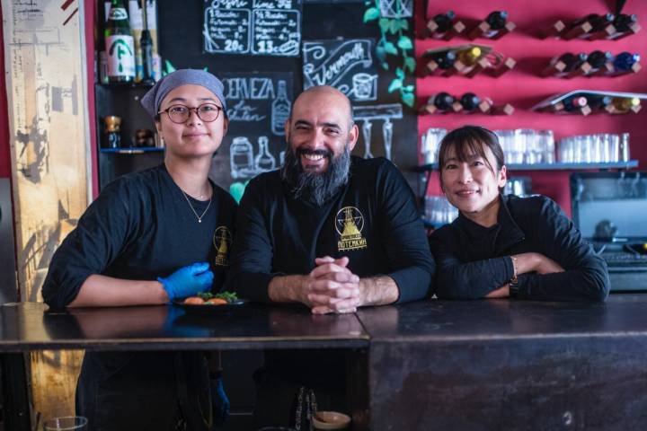 David Sánchez, dueño de Potemkin de Granada, junto a dos cocineras.