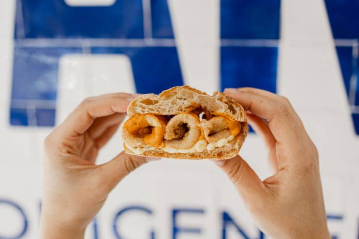 Su versión del bocata de calamares ya tiene adeptos. Foto: 'Bareto'