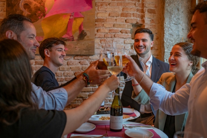 Mítico BarAlcachofa de Huétor Tajar, morcilla achorizada de Carchelejo, vinos Paraje de Mincal y Diez días de marzo. Brioche de pringá vajilla de Granada.