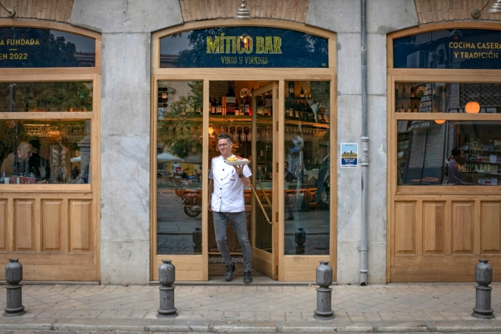 Mítico BarAlcachofa de Huétor Tajar, morcilla achorizada de Carchelejo, vinos Paraje de Mincal y Diez días de marzo. Brioche de pringá vajilla de Granada.