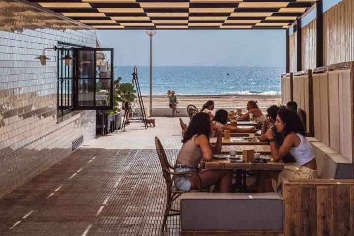 Un lugar para contemplar el mar desde el desayuno hasta la copa nocturna. Foto: Facebook ‘Moments’