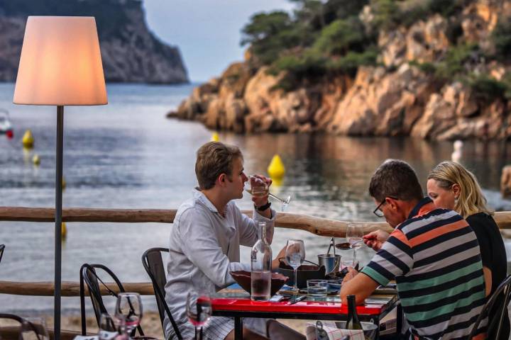 Un cena idílica en Aiguablava desde la terraza de 'Toc al Mar'. Foto: Facebook 'Toc al Mar'